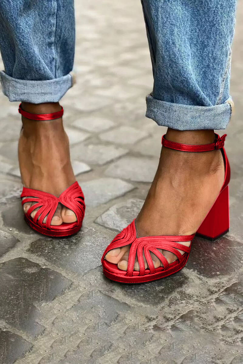 Elegante, glänzende Peeptoe-Pumps mit breitem Absatz, Knöchelriemen und Schnalle in Blockfarben