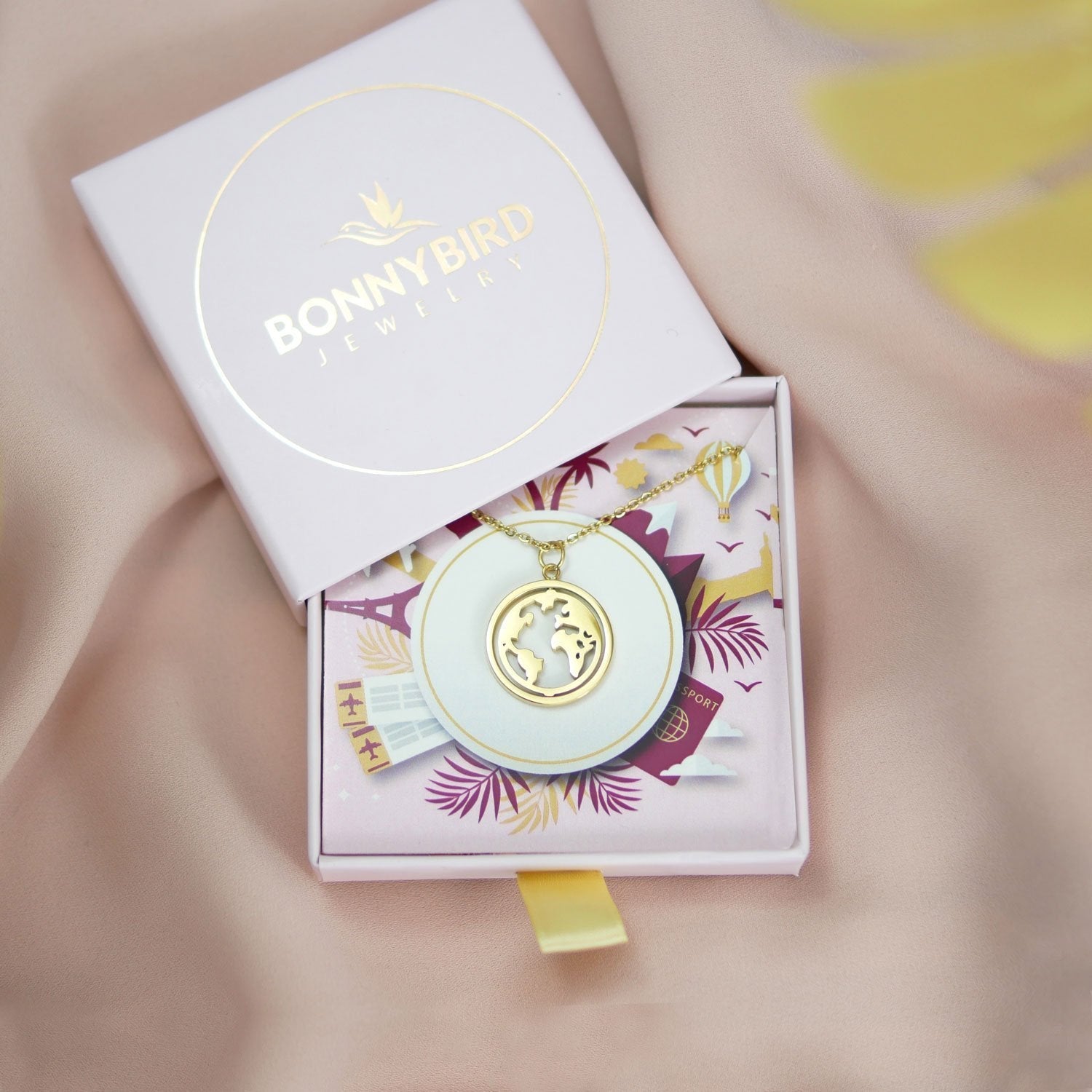 Collier BonnyWorld avec globe rotatif doré