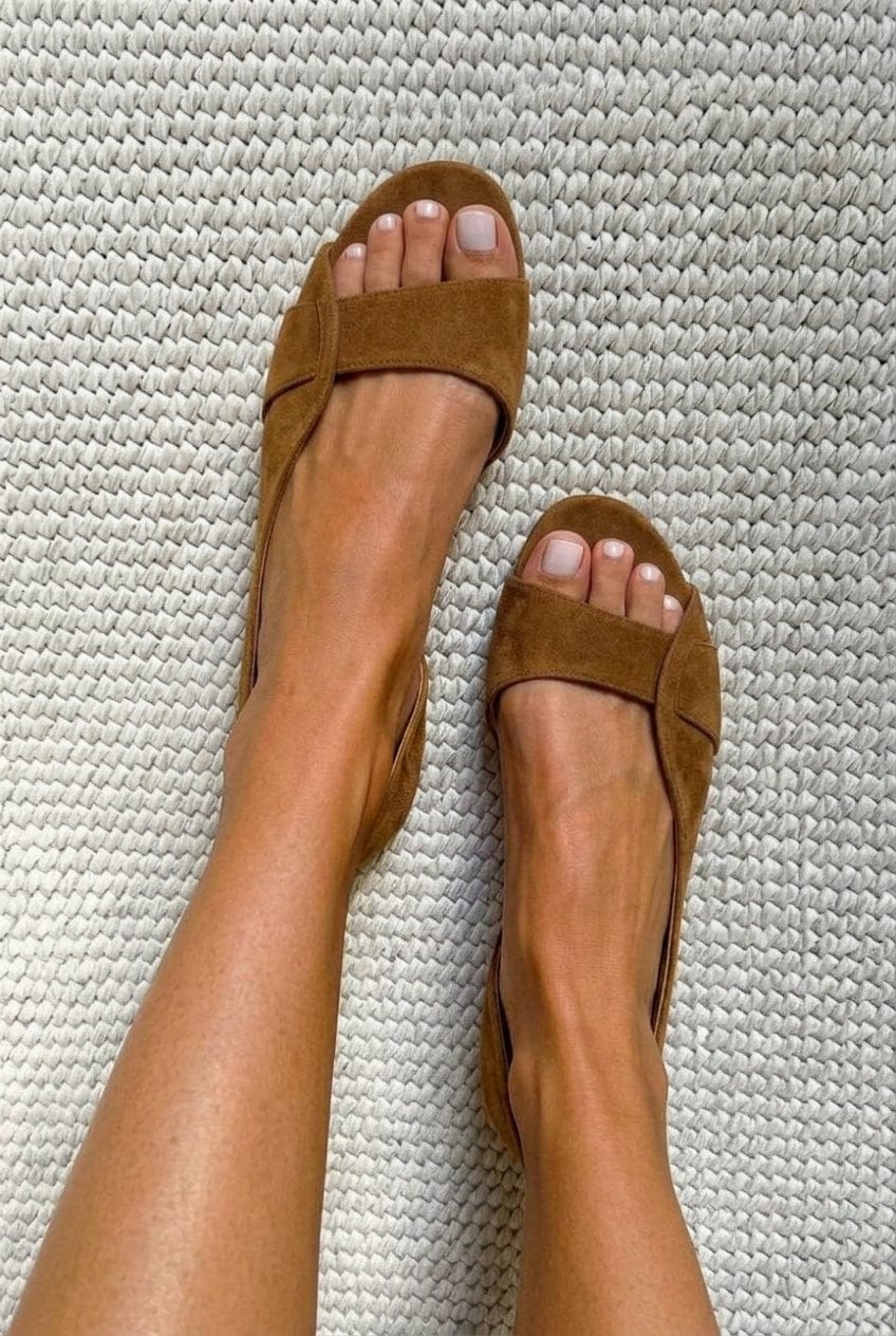 Sandales confortables à bride arrière en daim avec talon bas et bout ouvert