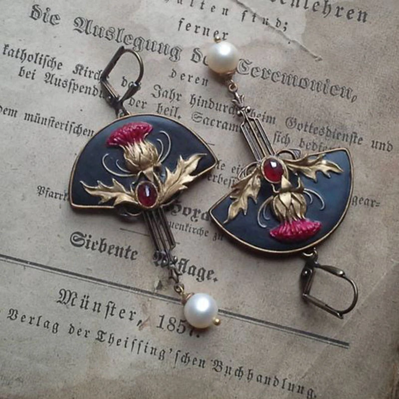 Vintage-Ohrringe mit rotem Kristall und Perlenakzenten