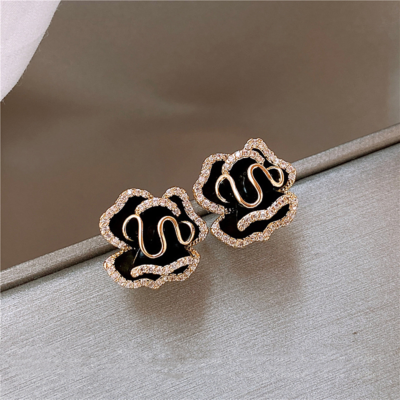 Elegante goldene Lotus-Ohrringe in Schwarz