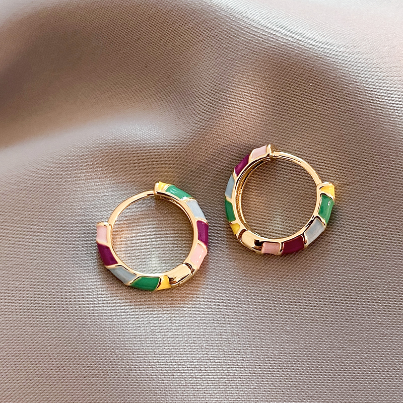 Elegante Ohrringe mit goldfarbener Emaille