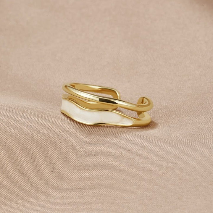 Eleganter Goldring mit weißer Emaille