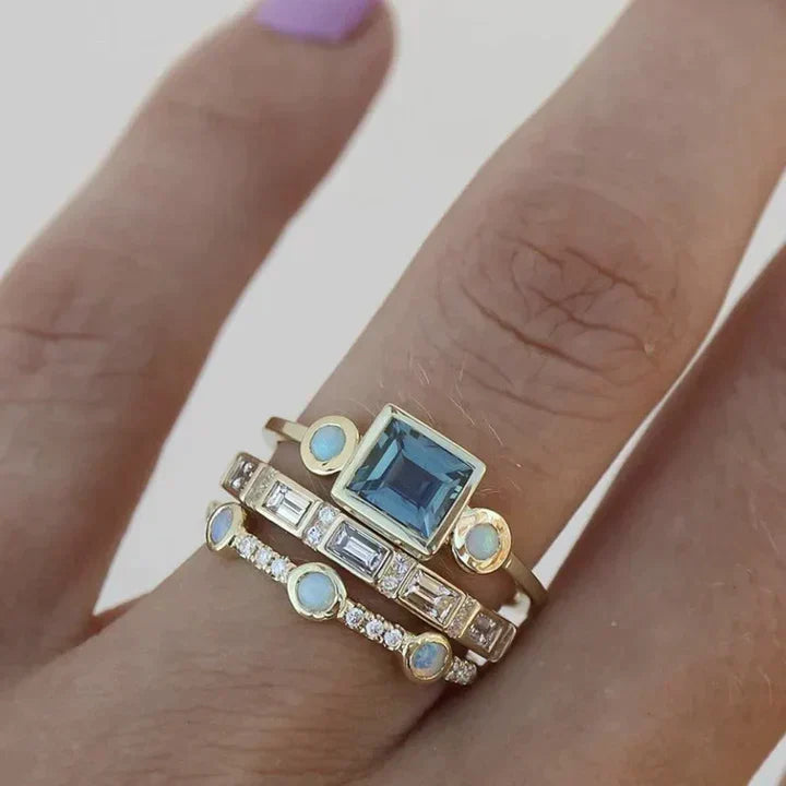 Vintage-Ring in Silber mit blauem Kristall
