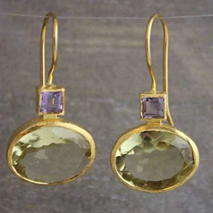 Goldene Ohrringe mit vintage-grünen Kristallen