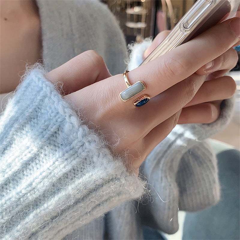 Goldener Vintage-Ring mit blauem Opal