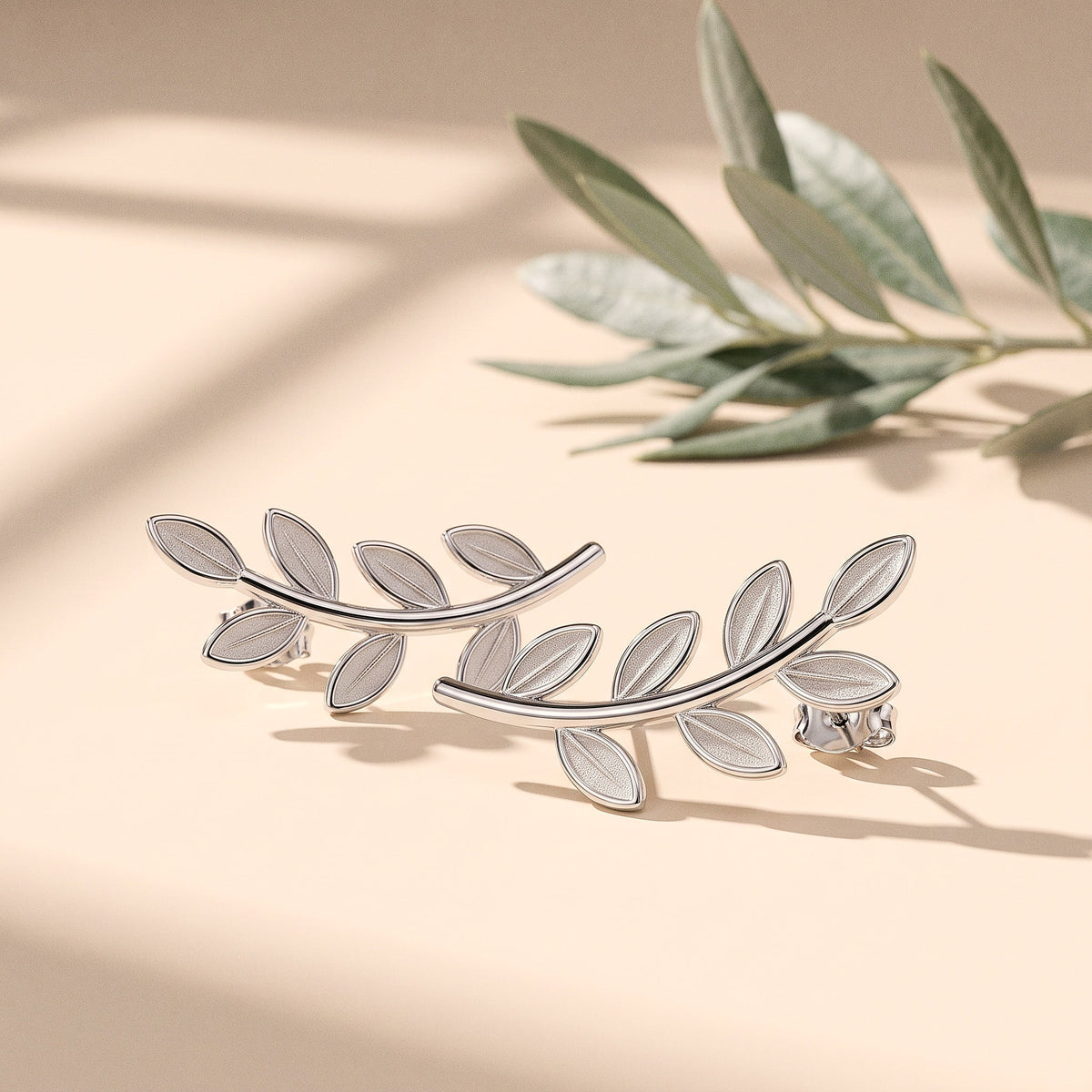 Olivelle™ - Elegante Ohrringe mit Blattdesign